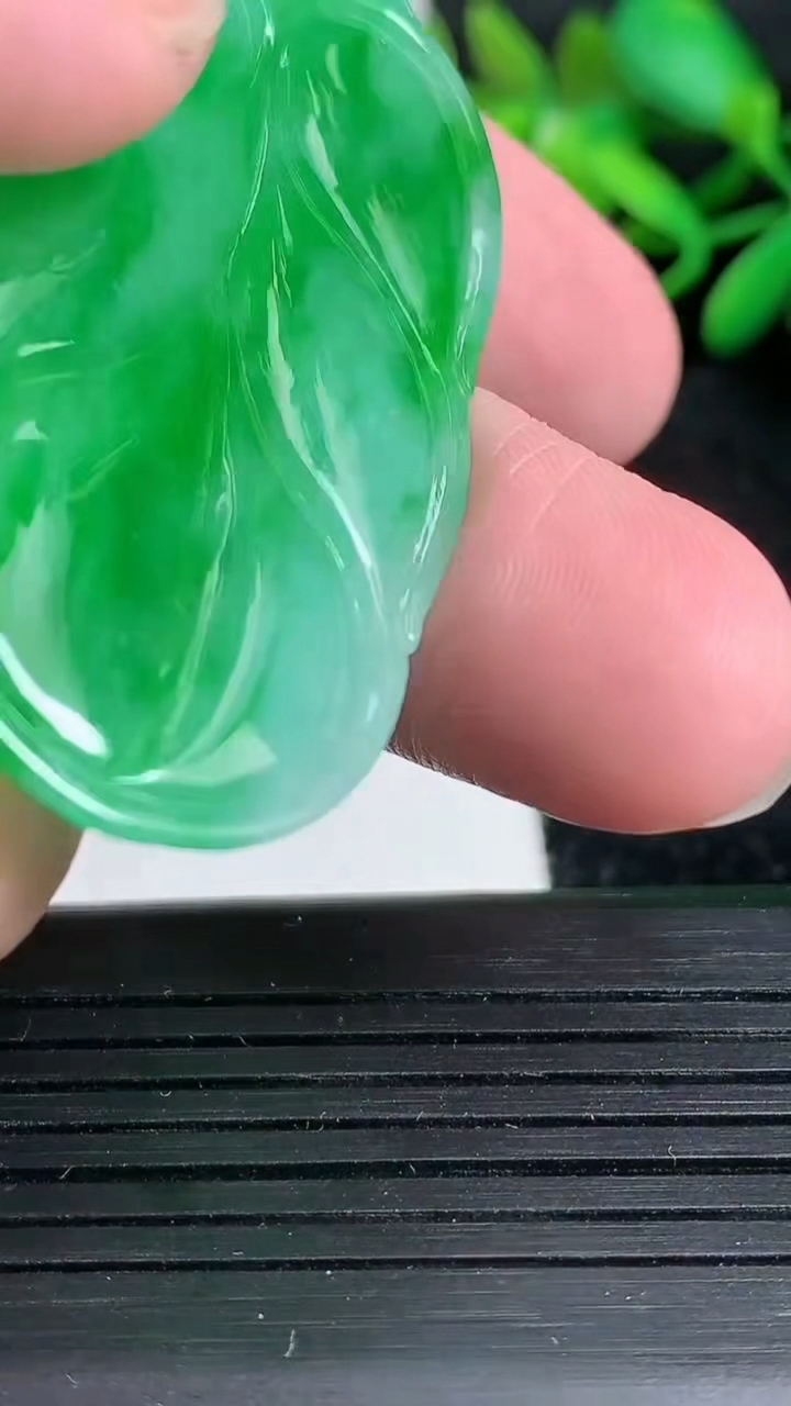 天然A货翡翠金枝玉叶 叶子吊坠尺寸52.4-29.7-4.6重量:14.20g
3月24日