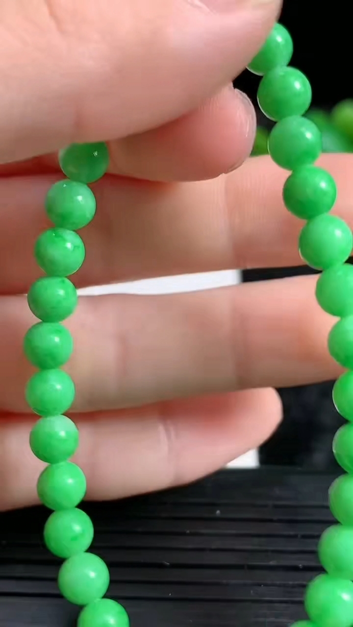 天然A货翡翠圆珠手串尺寸5.5-32颗重量:10.18g3月24日
工厂直销收藏佳品,种好水足，色泽均匀，有种有色，上手高大气！