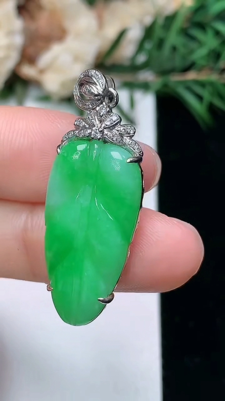 天然A货翡翠金枝玉叶 叶子吊坠，尺寸24.4-13-5.2，重量:4.00g
3月24日