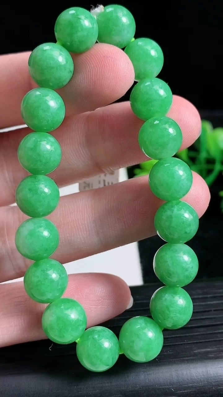 天然A货翡翠圆珠手串尺寸10.1-18颗重量:30.60g3月24日
工厂直销收藏佳品,种好水足，色