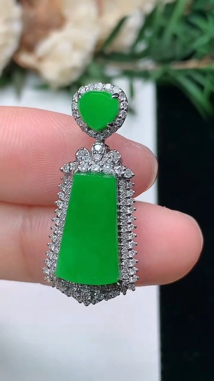 天然A货翡翠无事牌吊坠，尺寸29-13-9，裸石13.9-7.8，重量:4.22g
3月24日