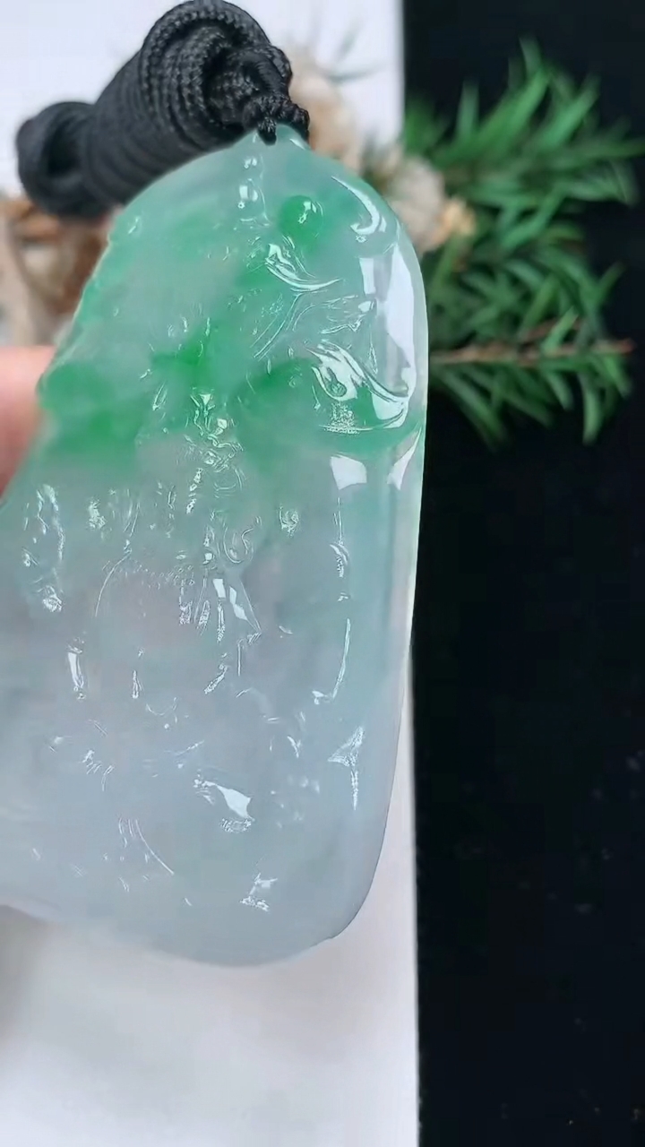 天然A货翡翠千手观音吊坠，尺寸67-42.4-7，重量:46.40g
3月24日