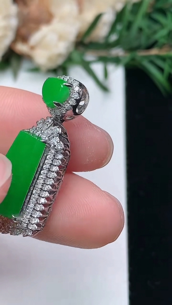 天然A货翡翠无事牌吊坠，尺寸29-13-9，裸石13.9-7.8，重量:4.22g
3月24日