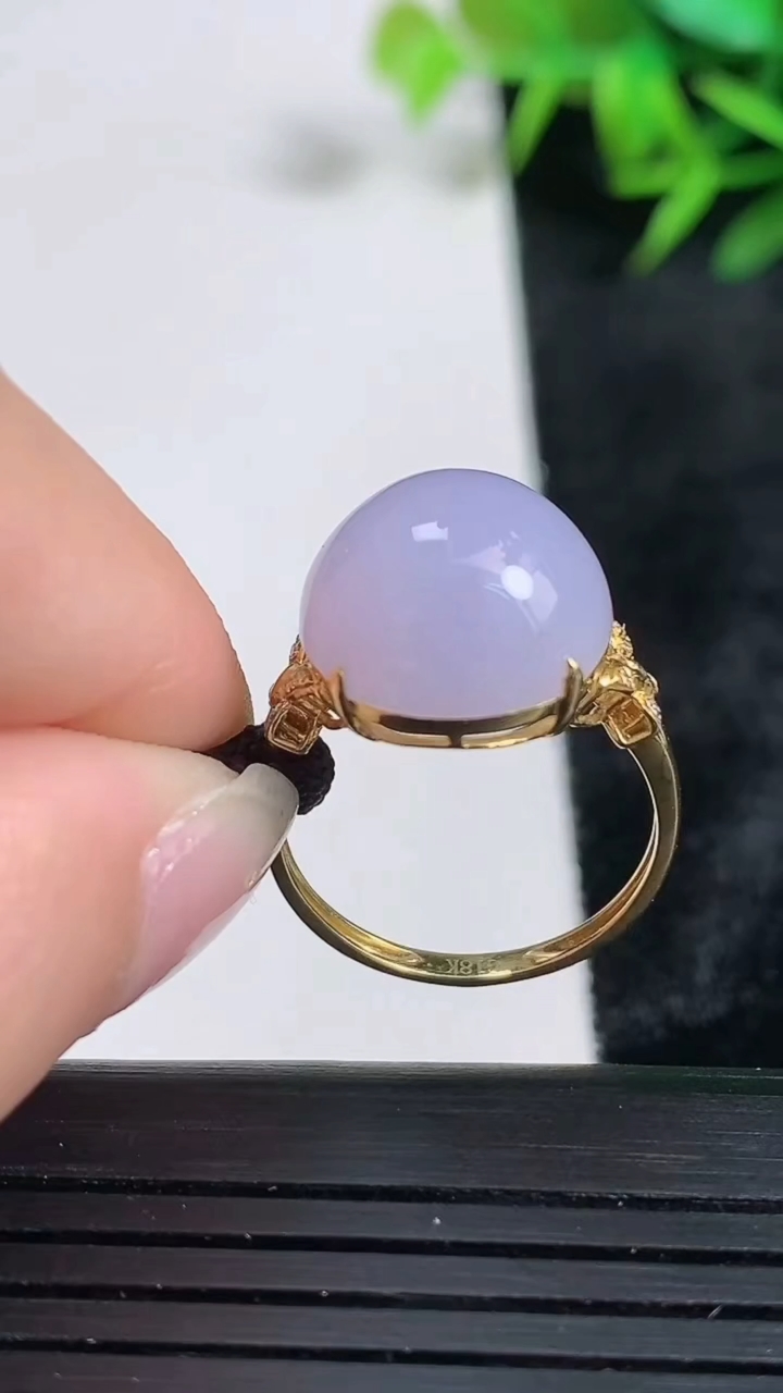 天然A货翡翠18K金紫罗兰蛋面戒指尺寸17.4-13.3-13重量:3.69g2026年3月24日
工厂直销收藏佳品,种好水足，色泽均匀，有种有色，上手高大气！