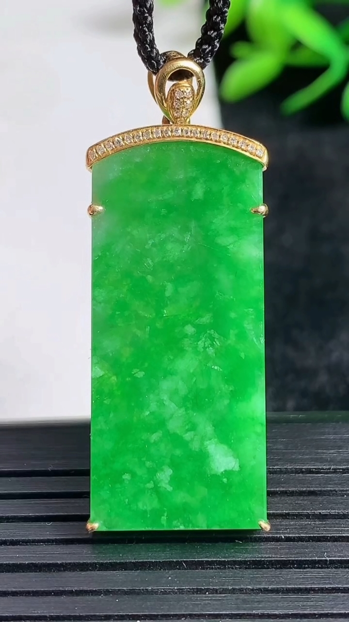 天然A货翡翠无事牌吊坠尺寸34.9-15-4.9重量:6.02g
3月24日