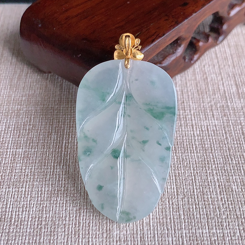 天然A货翡翠18K金扣头飘花叶子金枝玉叶吊坠 
尺寸47.3-40.7-25.2-5.3mm 重量1