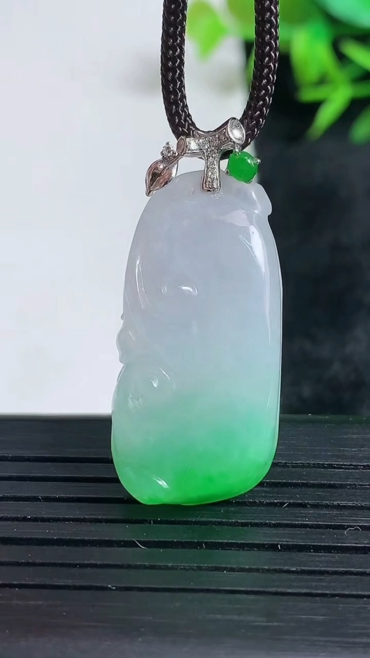 天然A货翡翠如意吊坠尺寸31.2-15.5-7重量:6.82g
3月24日