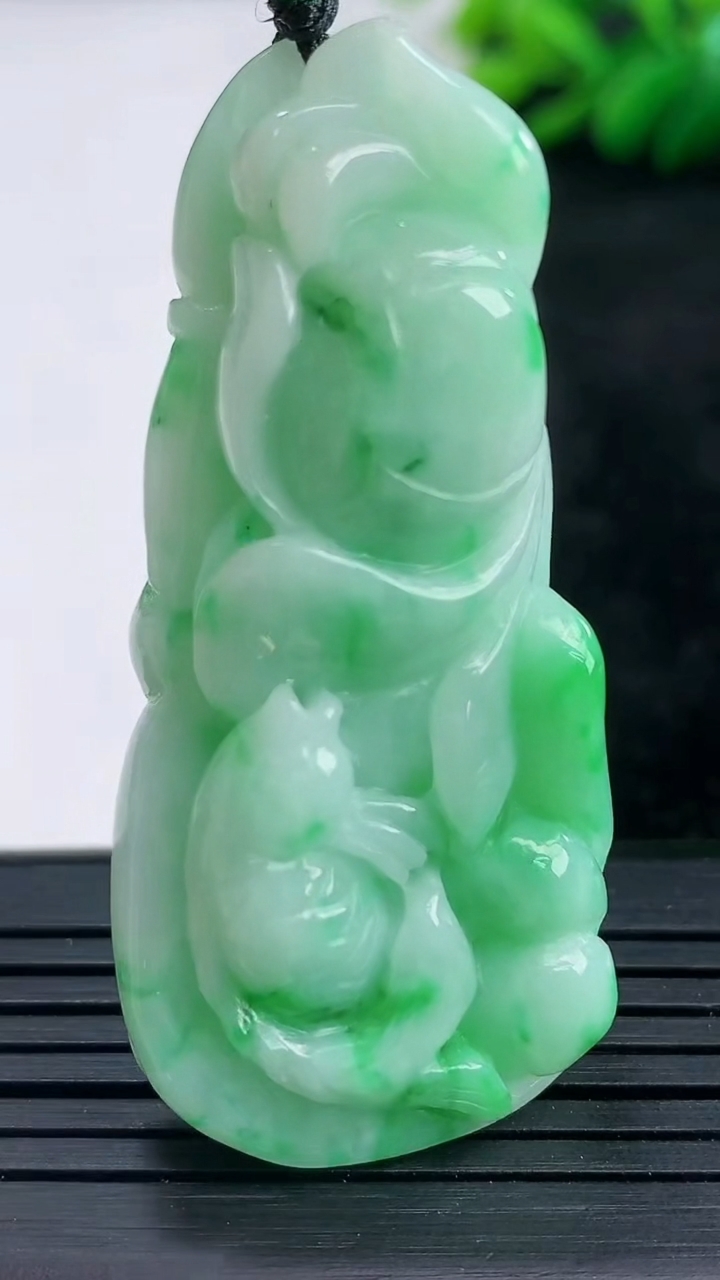 天然A货翡翠和和美美 荷叶鱼吊坠尺寸53.6-25.2-11.9重量:28.73g
3月24日