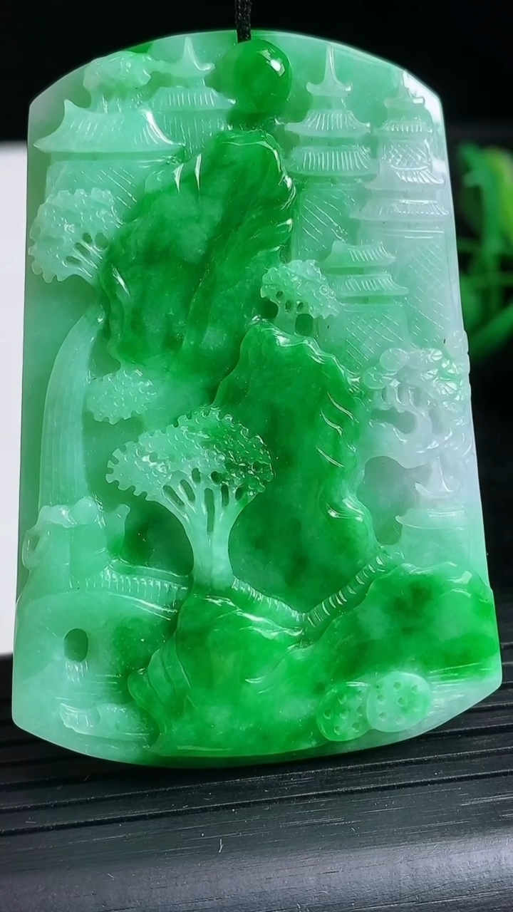 天然A货翡翠山水牌吊坠尺寸64.1-42.3-6.7重量:43.21g
3月24日