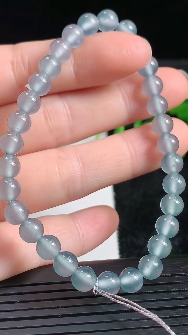 天然A货翡翠圆珠手串尺寸5.8-31颗重量:10.73g3月24日
工厂直销收藏佳品,种好水足，色泽均匀，有种有色，上手高大气！