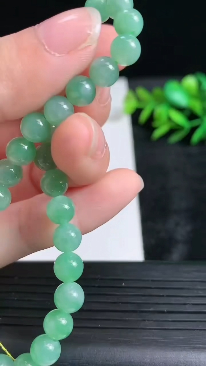 天然A货翡翠圆珠手串尺寸6.1-32颗重量:13.59g3月24日
工厂直销收藏佳品,种好水足，色泽均匀，有种有色，上手高大气！