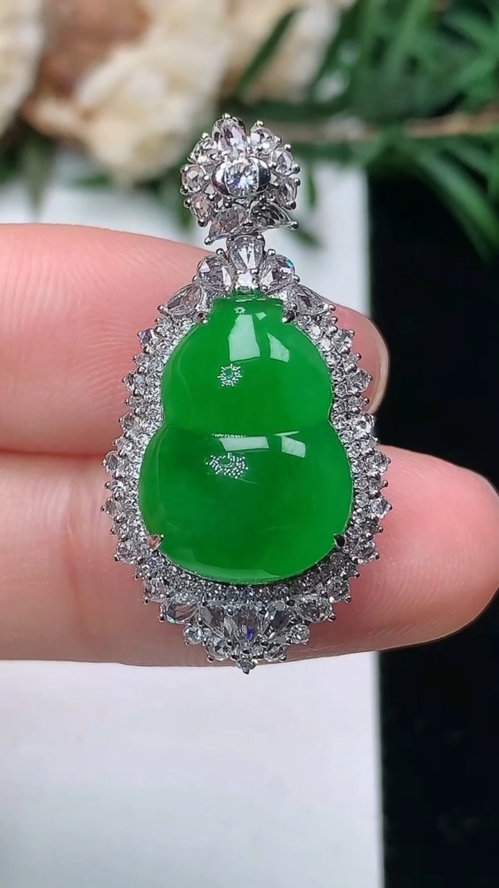 天然A货翡翠葫芦吊坠，尺寸29.7-15.6-10.5，裸石14.8-11，重量:4.49g
3月2