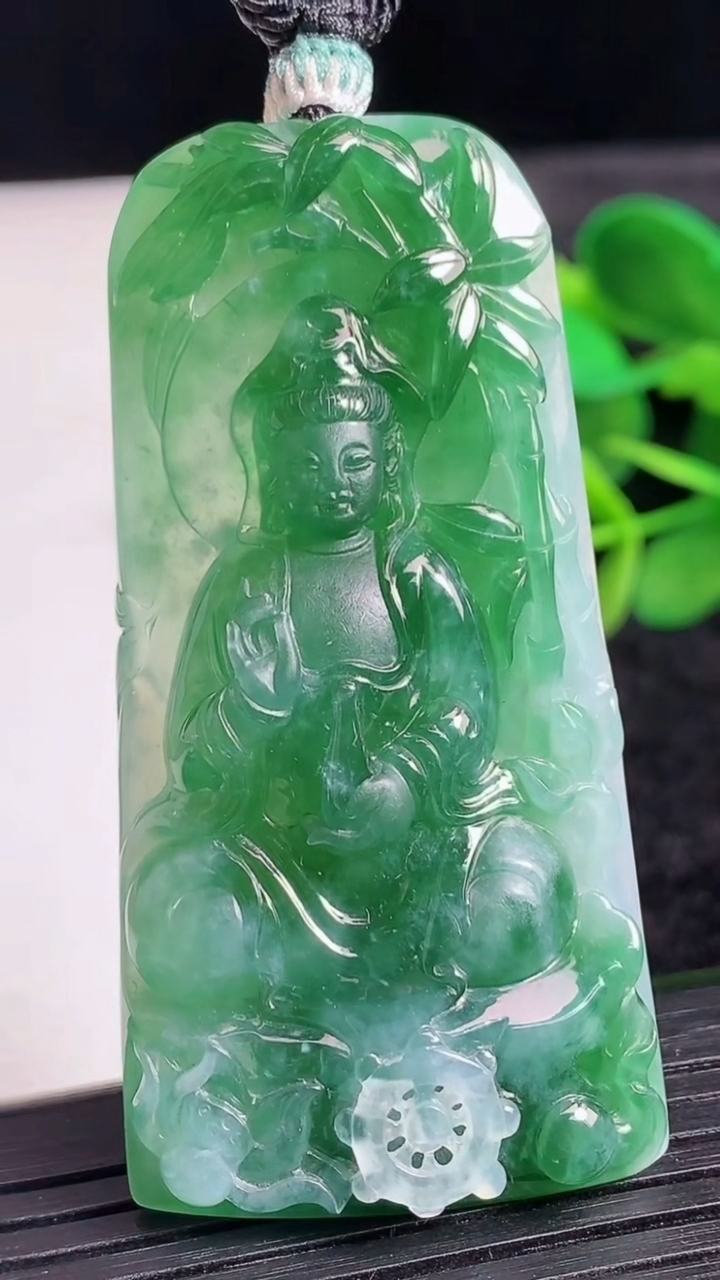 天然A货翡翠观音菩萨吊坠尺寸59.2-30.2-9.6重量:33.18g
3月24日