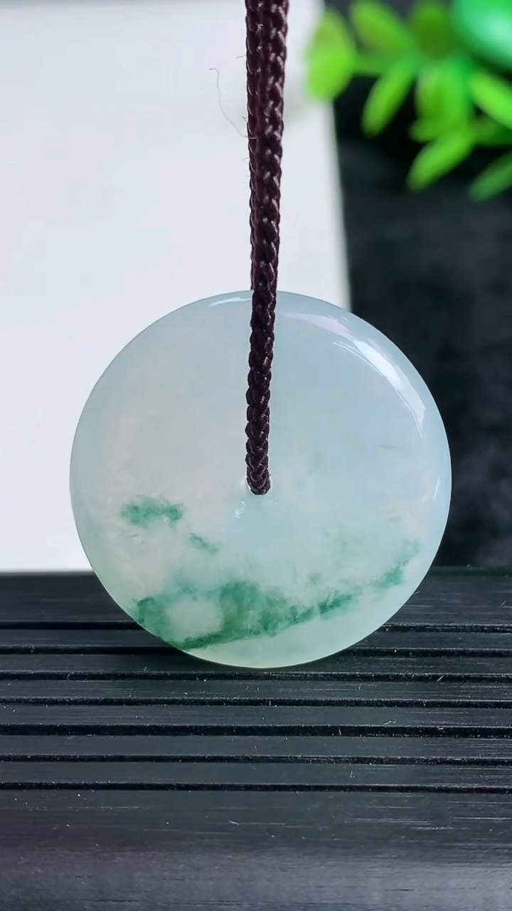 天然A货翡翠冰种飘花平安扣吊坠尺寸27.4-5.3重量:8.53g
3月24日