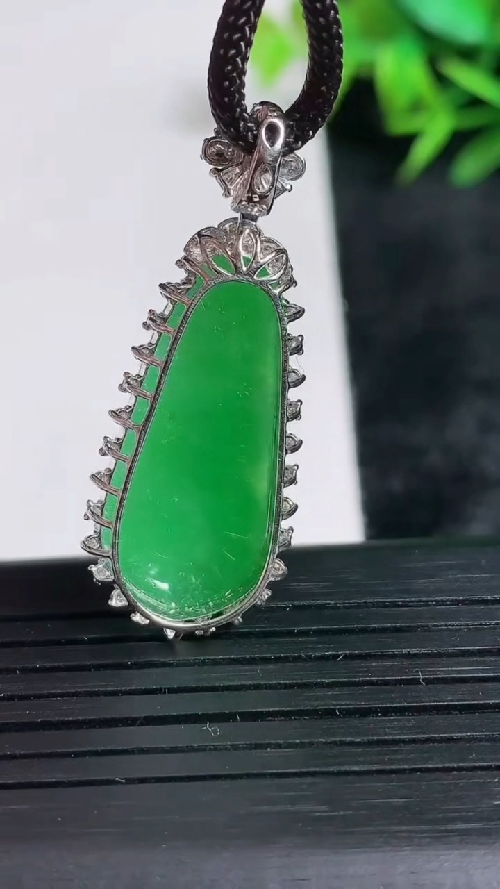 天然A货翡翠福豆吊坠尺寸38.5-15.2-12.5裸石26.6-12.6重量:5.20g
3月24日