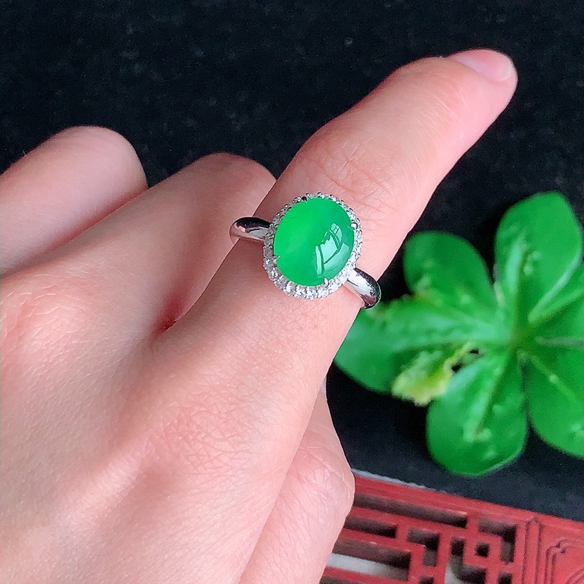 天然A货翡翠18K金伴钻镶嵌阳绿蛋面戒指 圈口17.4裸石
尺寸10.5-8.5mm 重量3.65g 0322