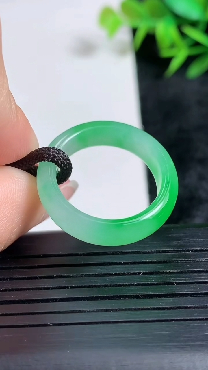 天然A货翡翠指环戒指尺寸18.5-5.5-3.3重量:3.49g2026年3月24日
工厂直销收藏佳品,种好水足，色泽均匀，有种有色，上手高大气！