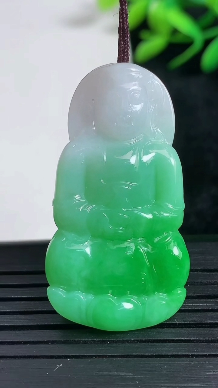 天然A货翡翠观音菩萨吊坠尺寸40.6-21.8-5.6重量:9.65g
3月24日