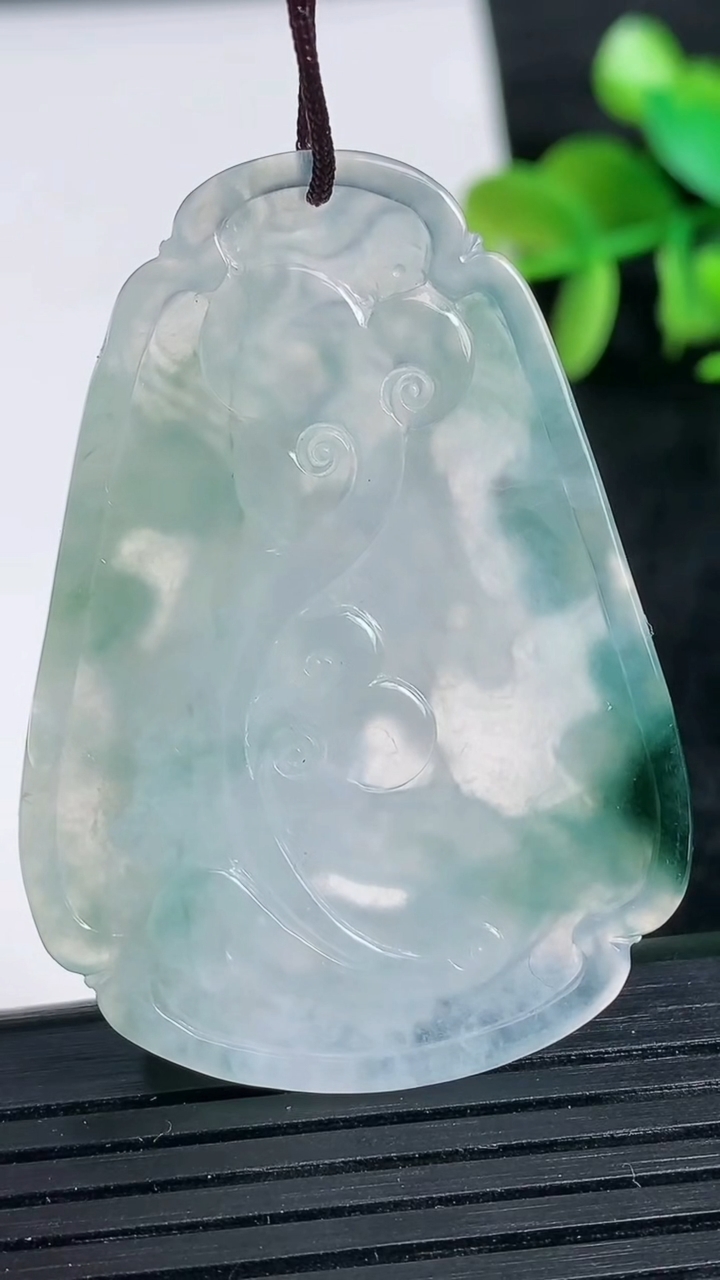 天然A货翡翠飘花龙牌吊坠尺寸46.7-33.7-4.2重量:14.12g
3月24日