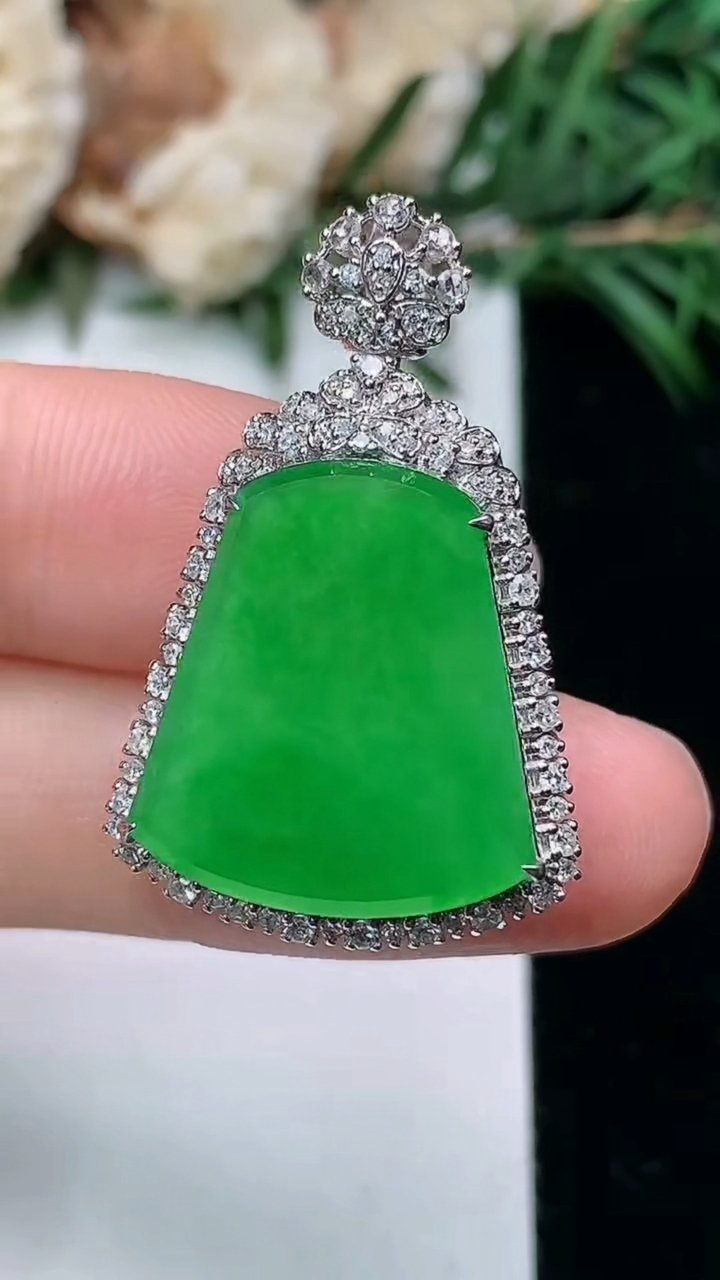 天然A货翡翠无事牌吊坠，尺寸31.3-20-10，裸石18.2-16，重量:6.00g
3月24日