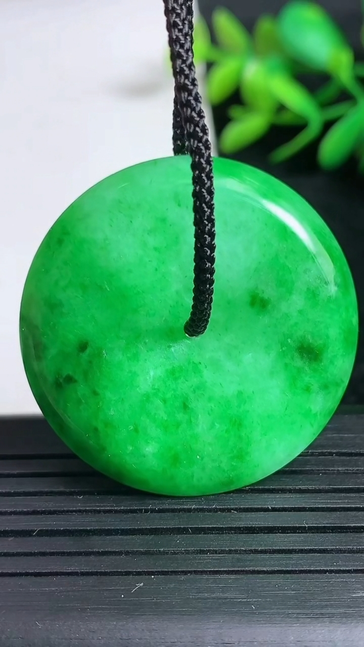 天然A货翡翠平安扣吊坠尺寸36.7-6.1重量:17.80g
3月24日