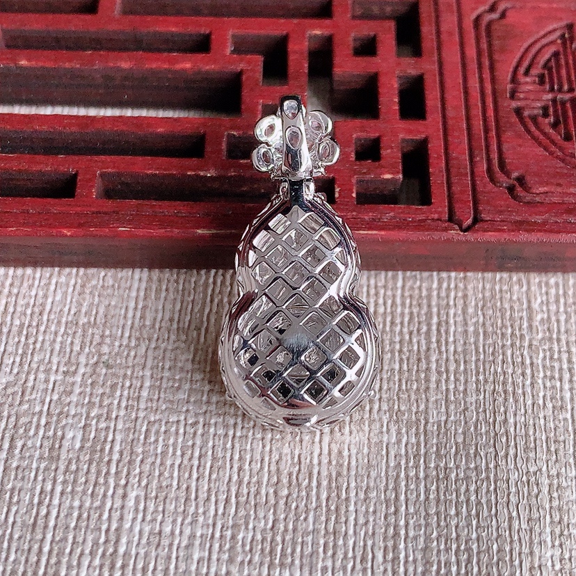 天然A货翡翠18K金伴钻镶嵌黄翡葫芦吊坠 
尺寸29-21.4-14-9.8mm 重量4.90g 0