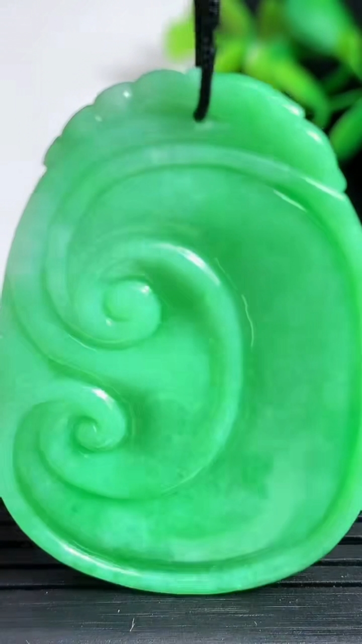 天然A货翡翠如意吊坠尺寸48.1-33.9-5.9重量:21.18g
3月24日