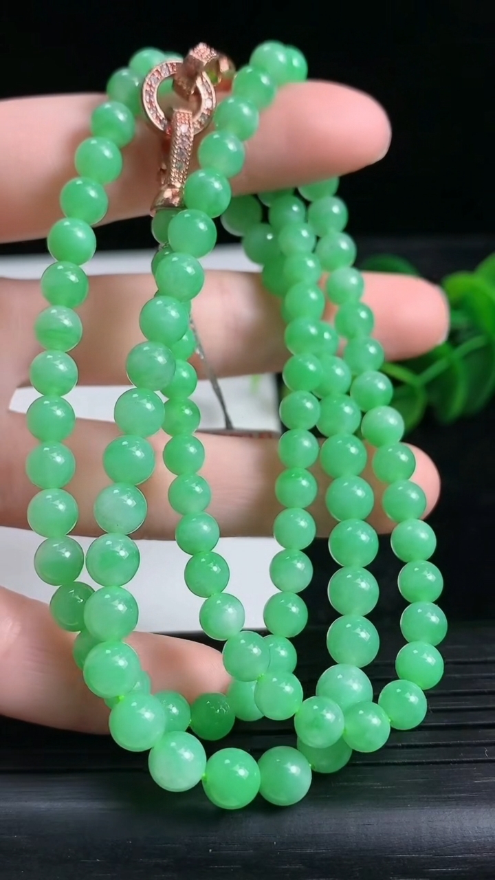 天然A货翡翠圆珠项链尺寸5.5-106颗重量:34.15g3月24日
工厂直销收藏佳品,种好水足，色