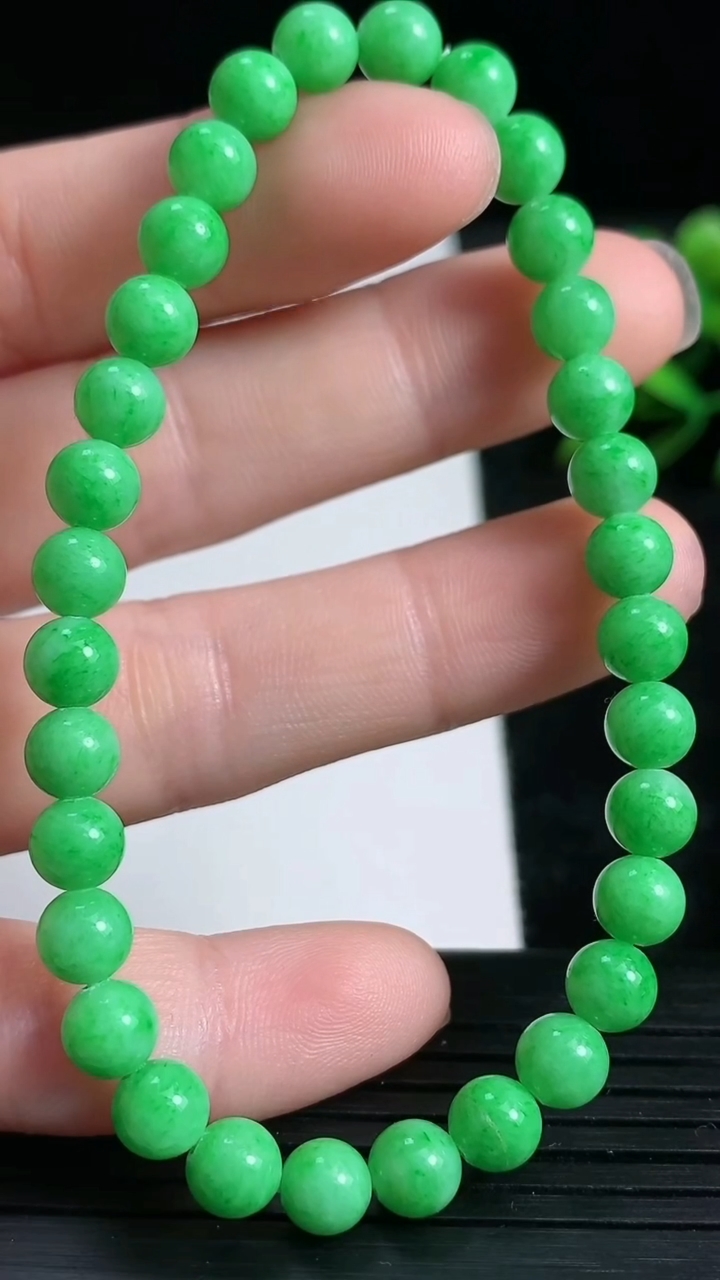 天然A货翡翠圆珠手串尺寸5.5-32颗重量:10.18g3月24日
工厂直销收藏佳品,种好水足，色泽