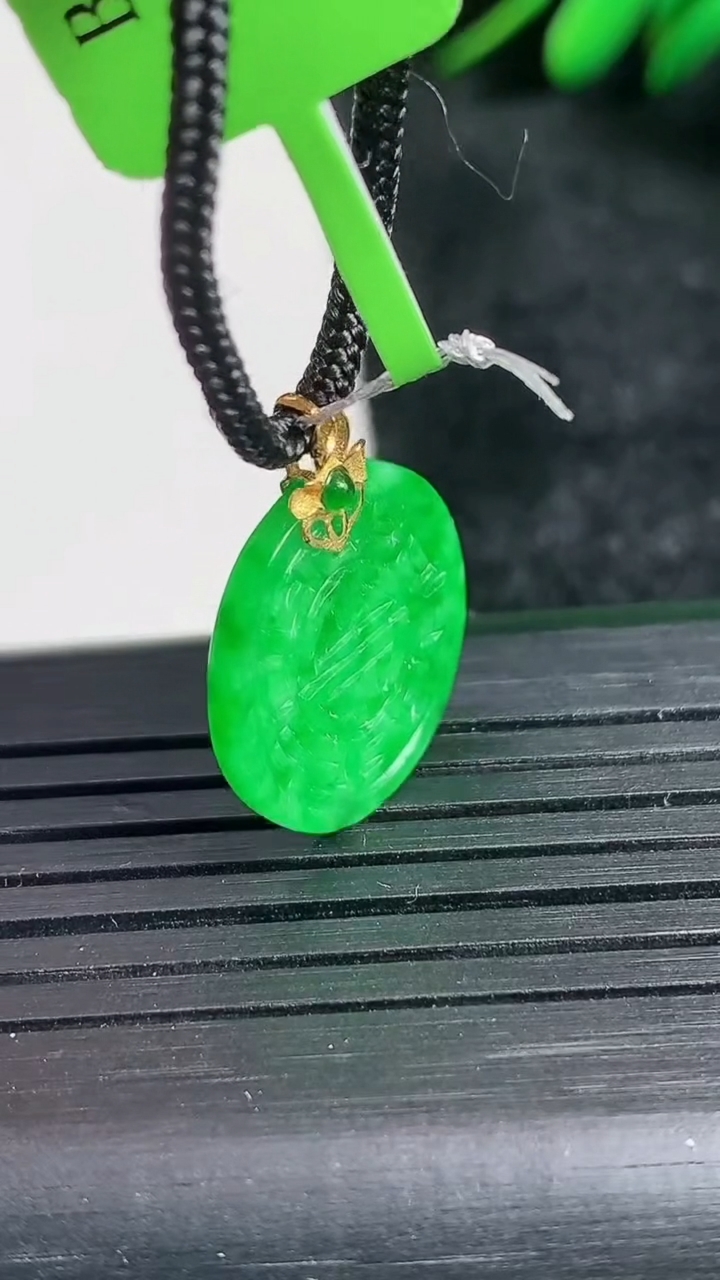 天然A货翡翠仿古无事牌吊坠尺寸16.5-1.7重量:1.41g
3月24日