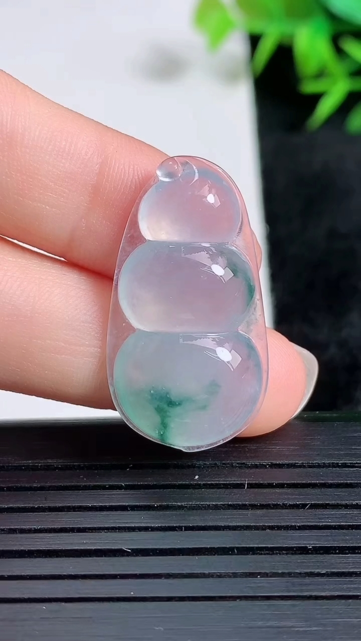 天然A货翡翠冰种飘花福豆吊坠尺寸29.2-15.9-5.8重量:4.57g
3月24日