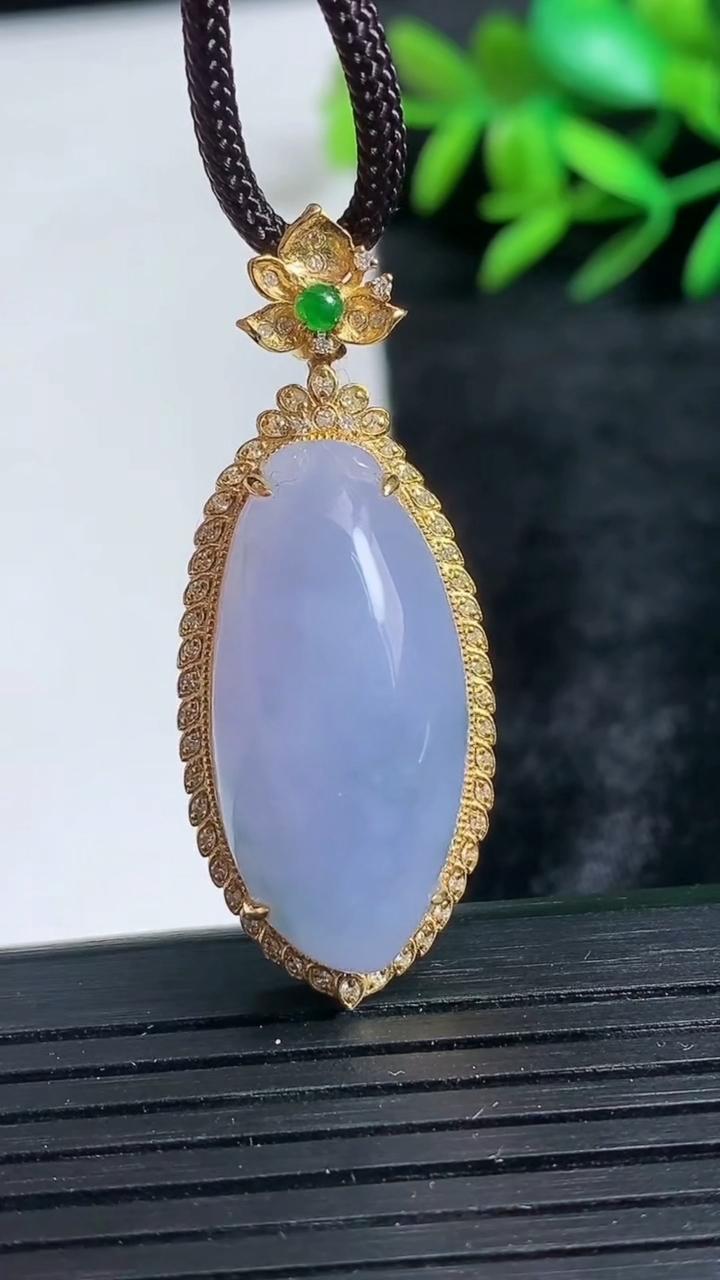 天然A货翡翠18K金紫罗兰随形吊坠尺寸40.8-16.6-10.9裸石27-13.2重量:7.21g
3月24日