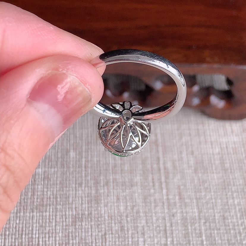 天然A货翡翠18K金伴钻镶嵌阳绿蛋面戒指 圈口17.4裸石
尺寸10.5-8.5mm 重量3.65g 0322