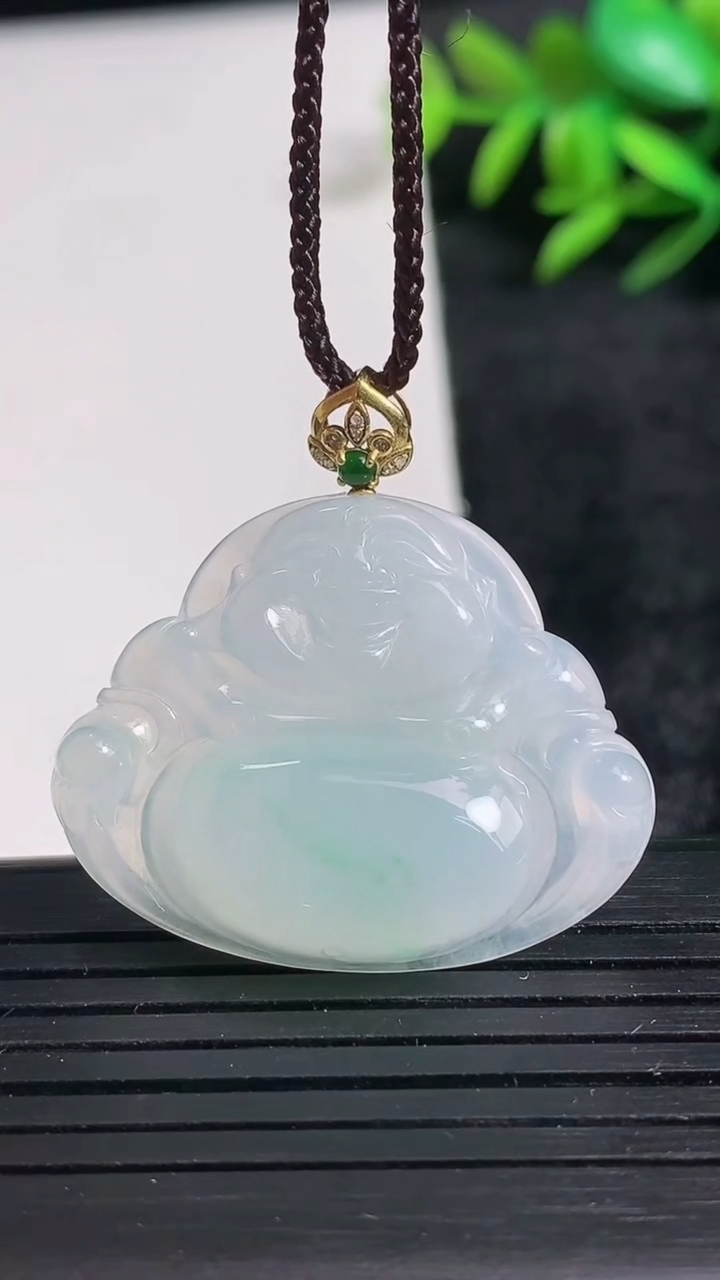 天然A货翡翠佛公吊坠尺寸26.1-32.6-5.5重量:6.90g
3月24日