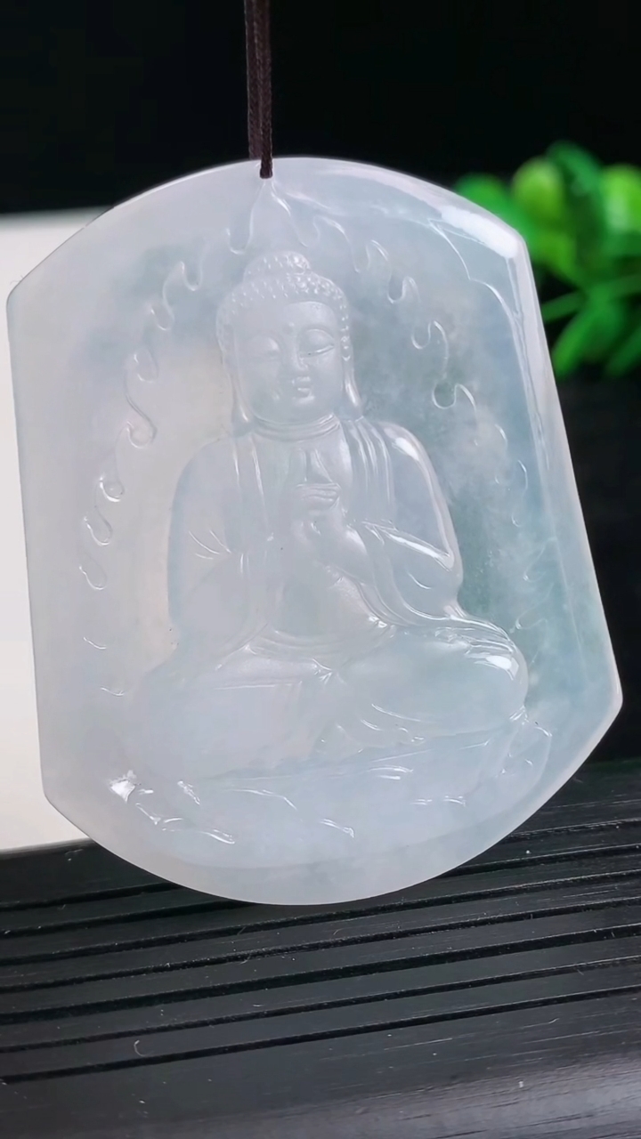 天然A货翡翠阿弥陀佛吊坠尺寸54.2-43.4-5.5重量:28.76g
3月24日