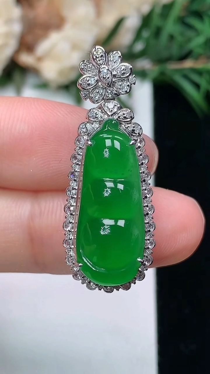 天然A货翡翠福豆吊坠，尺寸32.6-12.4-11.2，裸石21.4-8.8，重量:4.66g
3月