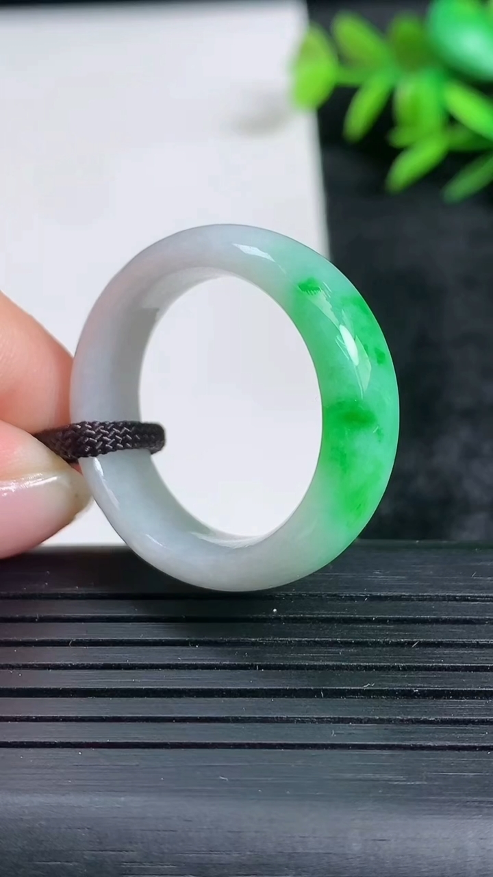 天然A货翡翠指环戒指尺寸21.2-8.5-4.3重量:7.44g2026年3月24日
工厂直销收藏佳