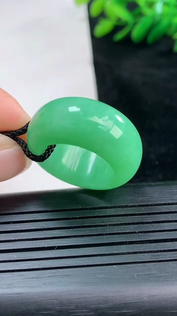 天然A货翡翠指环扳指尺寸17.8-11.8-5.3重量:12.99g2026年3月24日
工厂直销收藏佳品,种好水足，色泽均匀，有种有色，上手高大气！