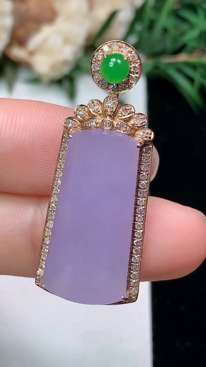 天然A货翡翠紫罗兰无事牌吊坠，尺寸35.6-14.3-7，裸石22.5-11，重量:4.04g
3月24日