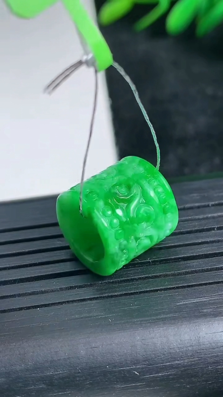 天然A货翡翠雕花路路通吊坠尺寸13.6-12.9重量:3.46g
3月24日