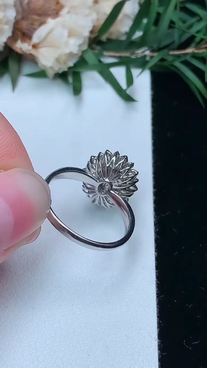 天然A货翡翠蛋面戒指，尺寸16.9-7.7-5.8，重量:3.01g2026年3月24日
工厂直销收藏佳品,种好水足，色泽均匀，有种有色，上手高大气！