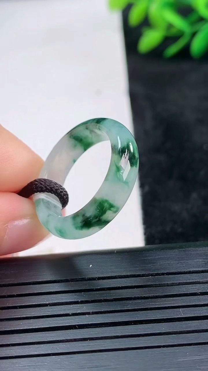 天然A货翡翠飘花指环戒指尺寸18.1-5.5-3.1重量:3.48g2026年3月25日
工厂直销收藏佳品,种好水足，色泽均匀，有种有色，上手高大气！