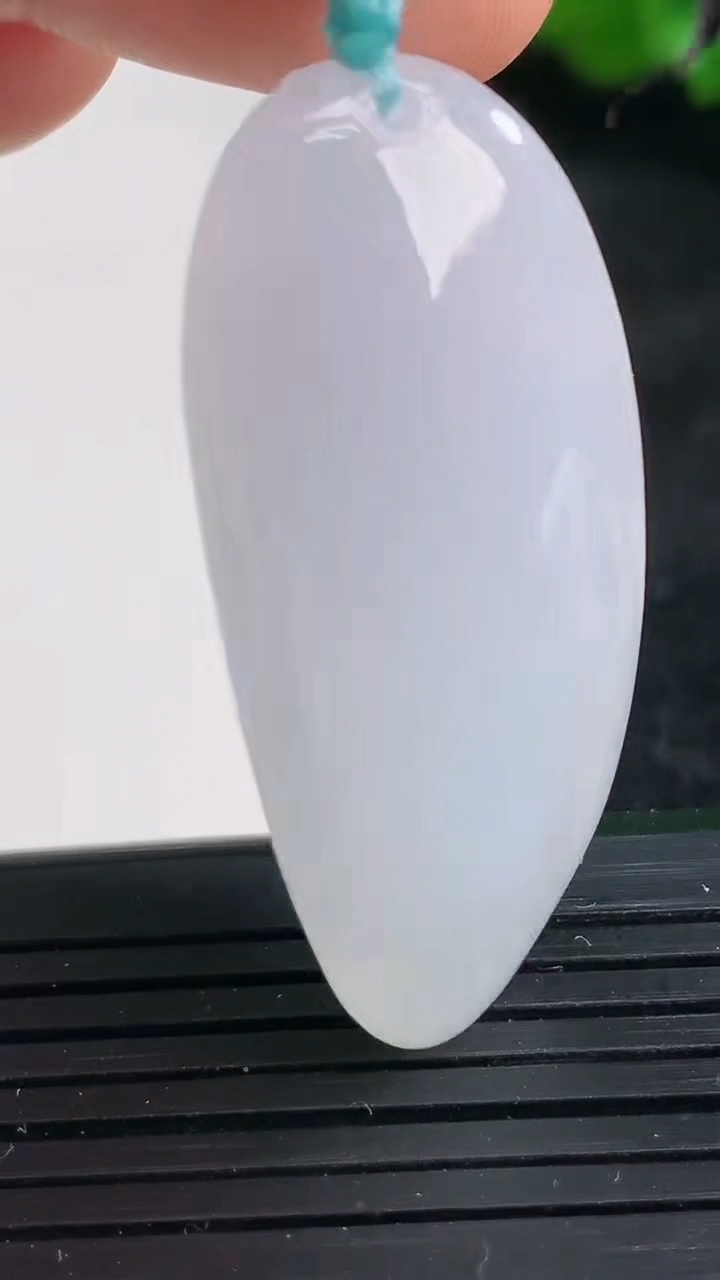 天然A货翡翠观音头吊坠尺寸41-19.9-8.5重量:12.03g
3月25日