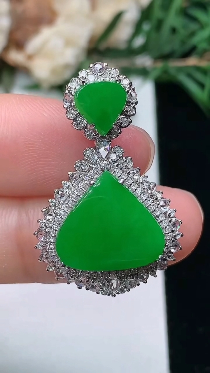 天然A货翡翠水滴吊坠，尺寸29.5-18.9-9.5，裸石12-13.3，重量:5.00g
3月25日