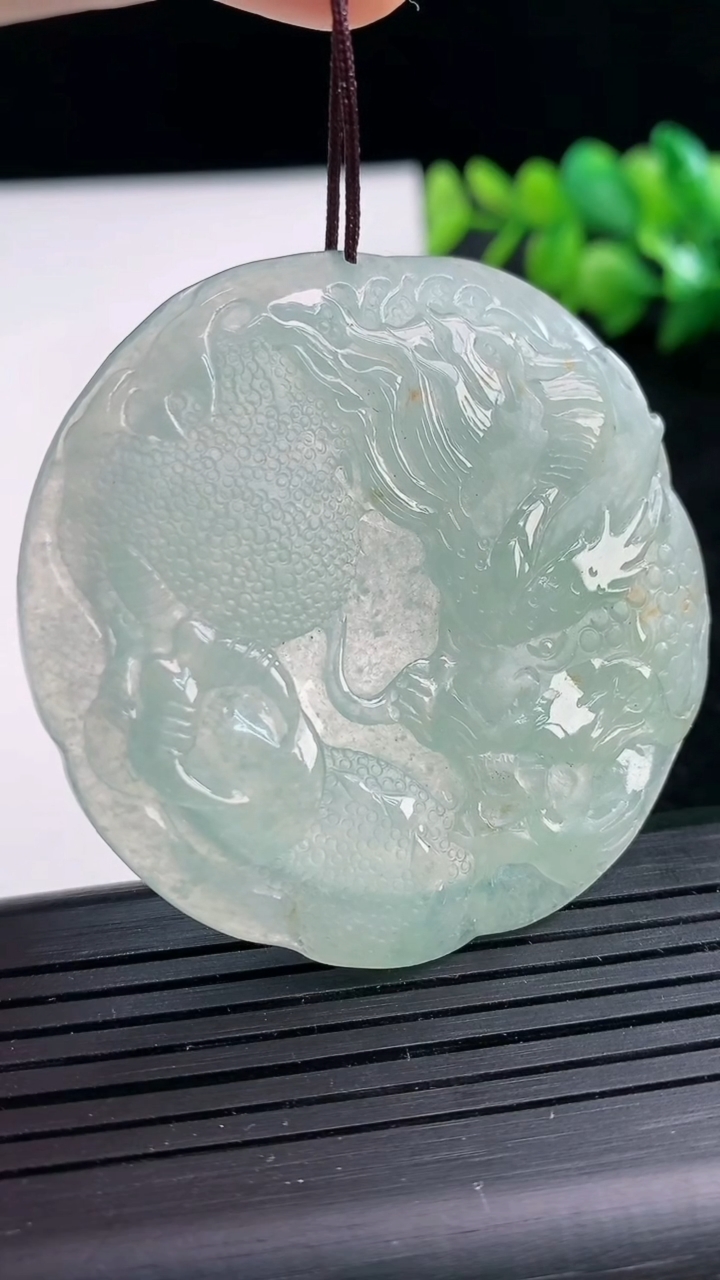 天然A货翡翠龙牌吊坠尺寸53.6-51.9-5.8重量:32.87g
3月25日