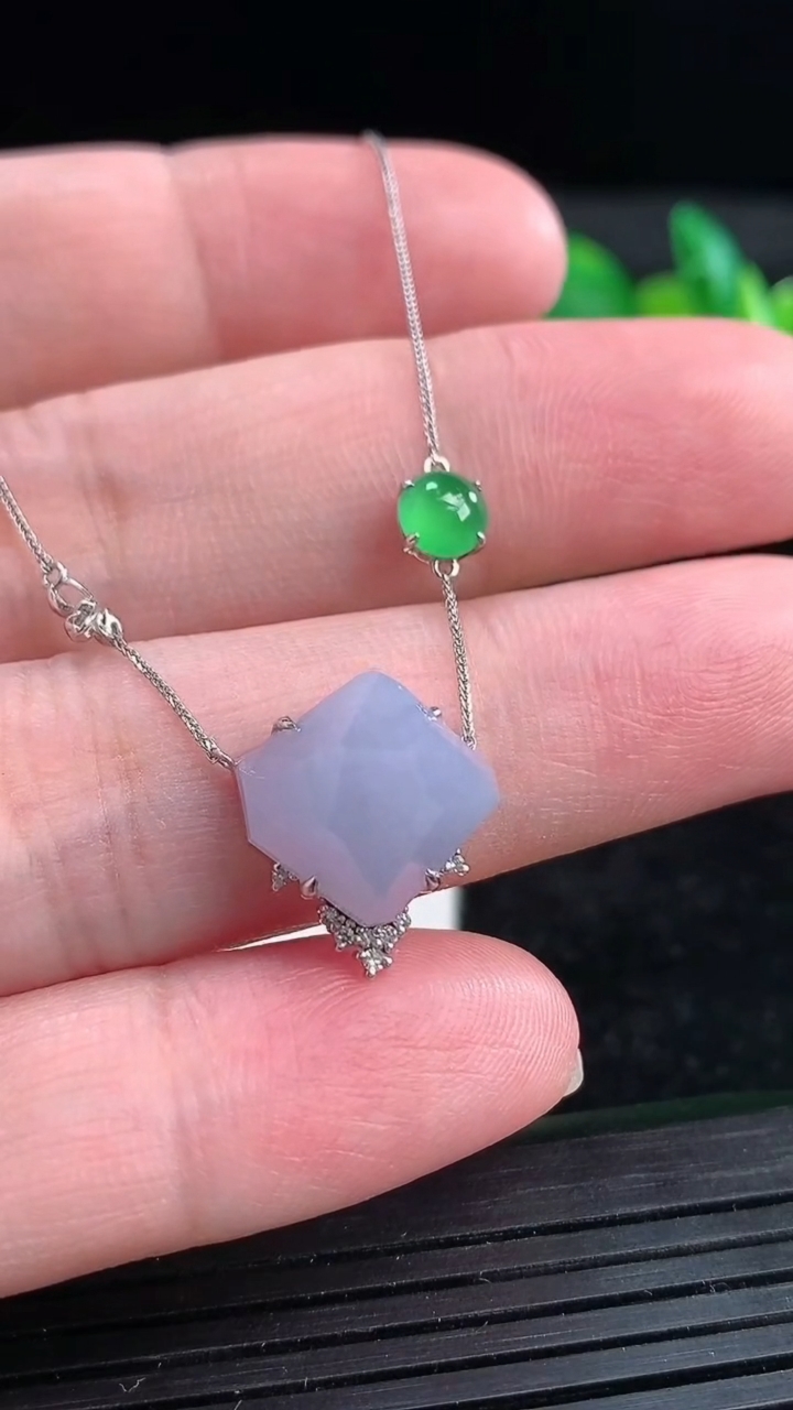 天然A货翡翠18K金紫罗兰原石吊坠尺寸13.1-13.5-8.2重量:3.60g
3月25日