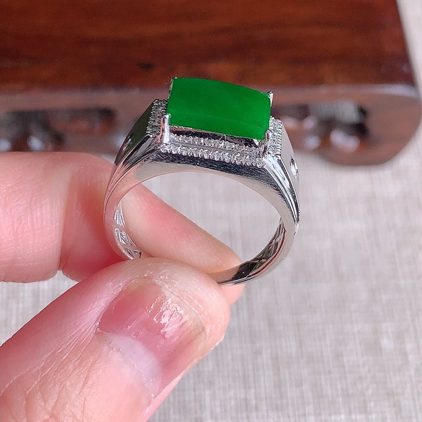 天然A货翡翠18K金伴钻镶嵌阳绿马鞍戒指 圈口17.7裸石
尺寸10.5-6.8mm 重量4.50g