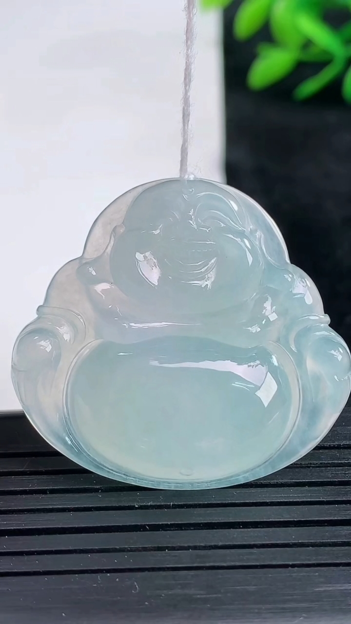 天然A货翡翠佛公吊坠尺寸33.4-36.3-5.7重量:10.46g
3月25日