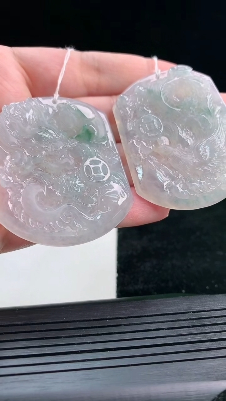 天然A货翡翠冰种飘花龙凤呈祥吊坠一对尺寸52-43.6-5.5重量:55.66g
3月25日
