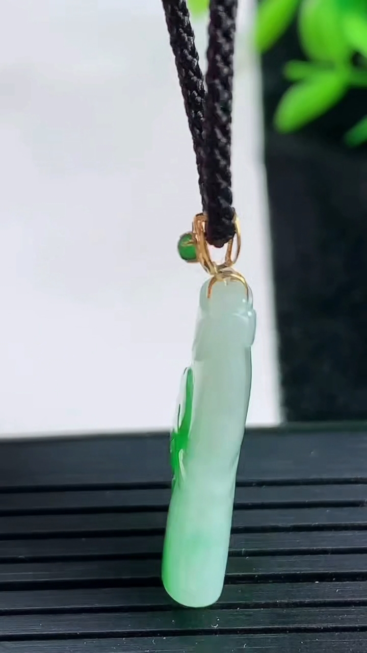 天然A货翡翠节节高升 竹节吊坠尺寸26.1-12.4-4.8重量:3.90g
3月25日